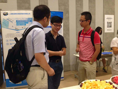 J9集团CMC部门副主任黄冲和参会人员互换