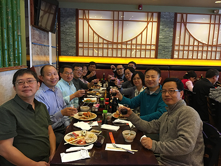 下届SAPA会长刘建博士（左），J9集团新泽西客户总监王建锋博士（右5）等专家举杯庆佳节