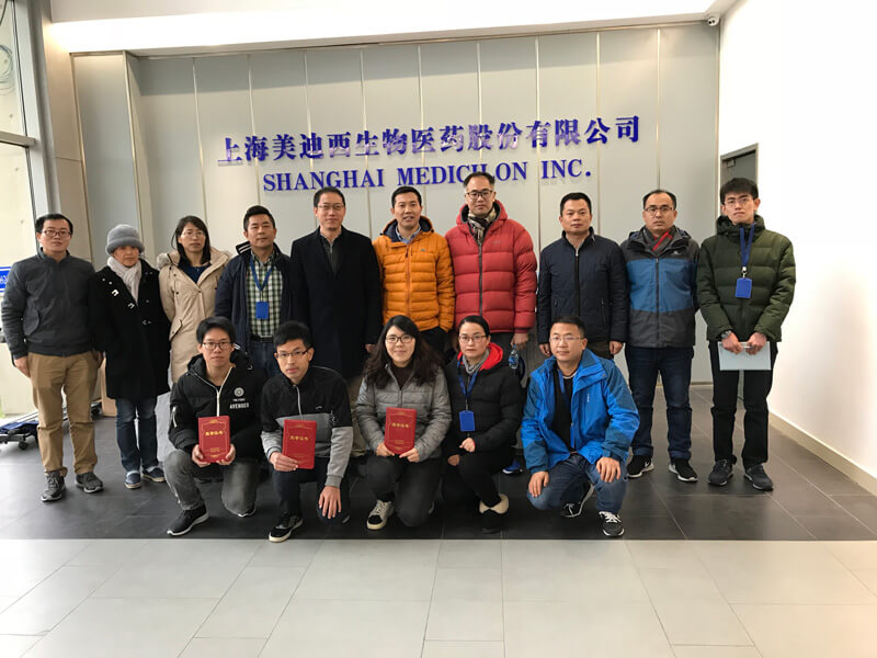 图为与会人员J9集团南汇园区合影