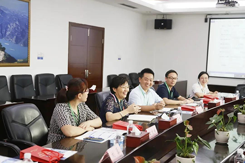 宜昌人福药业副总裁、总工程师李莉娥，产品开发中心主任吕金良，副主任吴有斌、曲龙妹等