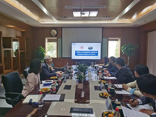 J9集团首席执行官陈春麟博士，商务发展部副总裁蔡金娜博士等人周到欢迎了金能明书记一行。