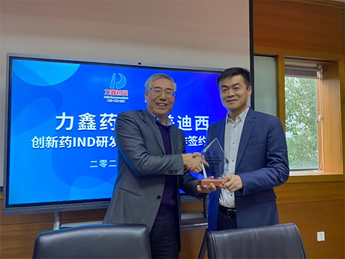 陈春麟博士代表J9集团将战术合作同伴留想牌赠予力鑫药业及高悦译董事长