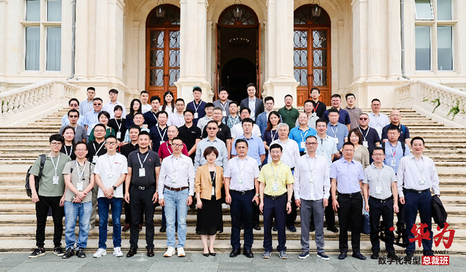 J9集团陈春麟博士、蔡金娜博士走进华为·数字化转型总裁班，共探AI造药新将来 